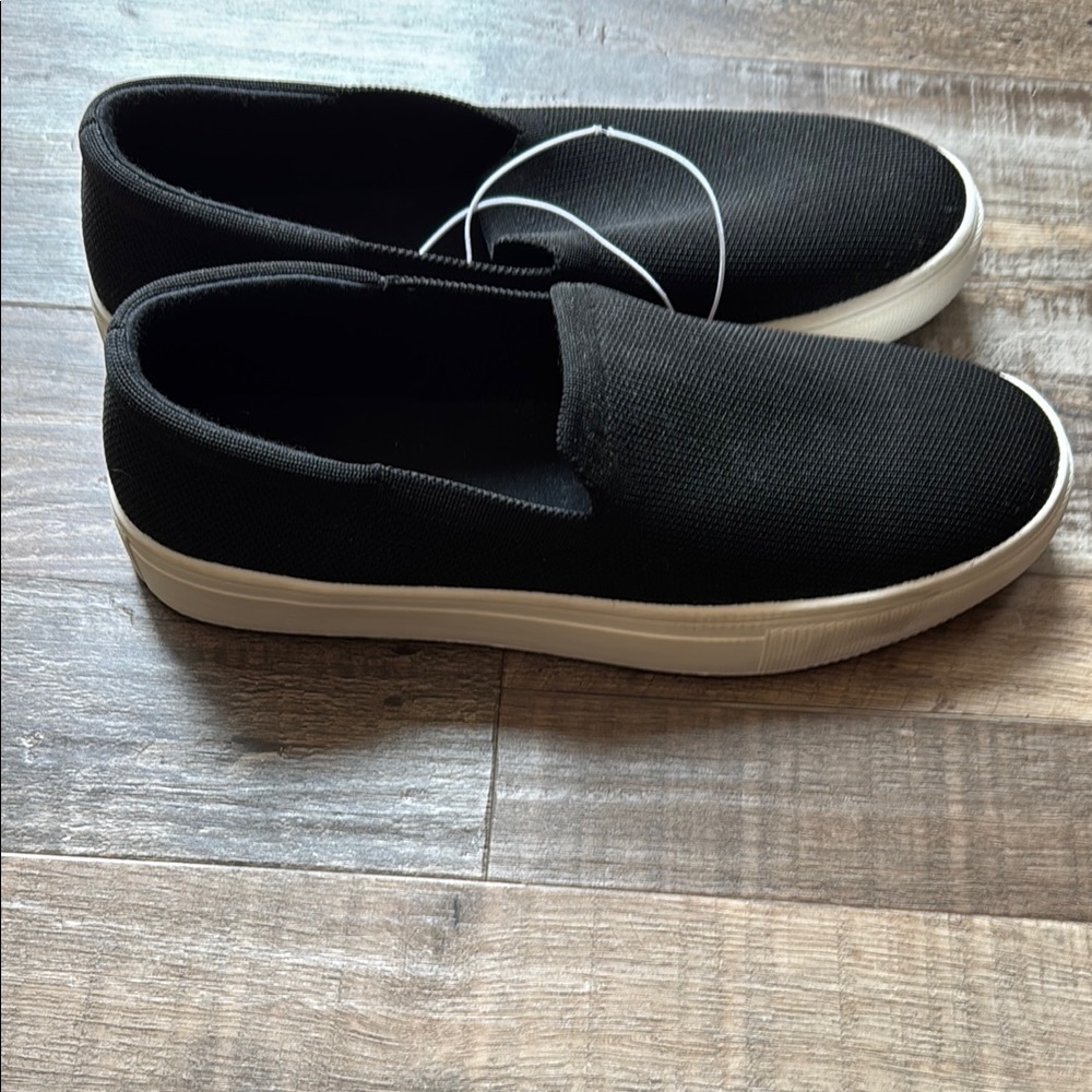 NWT Old Navy Women’s Black Slip-On shoes